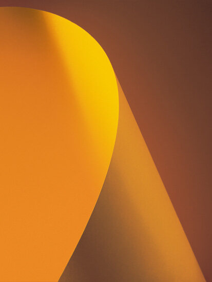 Color Paper: foglio arancio piegato in controluce