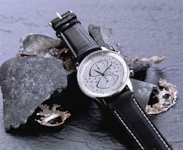 Orologio da polso su pietra scura, still life per un'azienda